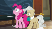 Pinkie keeping her face scrunchy S5E19