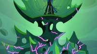 Queen Chrysalis' throne cracking some more S6E26