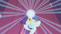 Rarity with a tiara on head S1E14