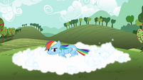 Rainbow Dash golpeando la niebla con su cola