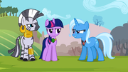 Twilight usando o seu novo "amuleto".