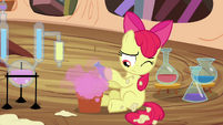 Apple Bloom mixes one last potion S4E15