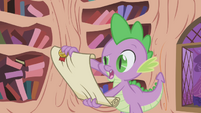 Spike reading Celestia's new letter S1E03