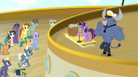 Twilight Sparkle addressing the cruise ponies S7E22