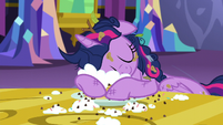 Twilight using pancakes as a pillow S5E3