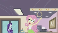 Fluttershy throws tambourine up EG2.jpg (44 КБ)