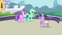 Lyra Heartstrings greets Twilight S01E01