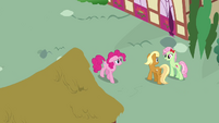 Pinkie Pie passing by Apple Cobbler and Florina S4E12