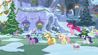 Ponies walking through town S2E11