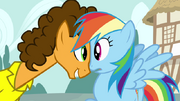 S04E12 Cheese patrzy z bliska z Rainbow Dash