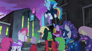 S04E6 Power Ponies przed starą fabryką