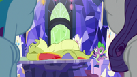 Spike greets ponies while pedicuring Sludge S8E24