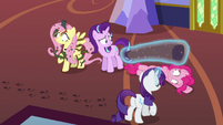 Starlight Glimmer surrounded by hypnotized chaos S6E21