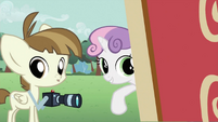 Sweetie Belle telling Featherweight to take photos S2E23
