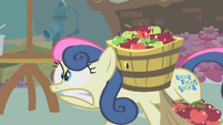 Sweetie Drops carrying apples S1E12