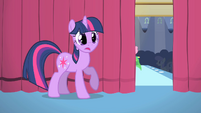 Twilight listens to the cheering audience S1E20