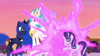 Twilight teleports between Celestia and Starlight S7E10