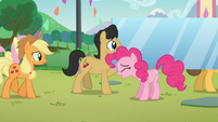 Pinkie pie llamando a todos los ponis S5E24