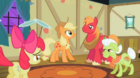 The Apple family happy because Apple Bloom discovered her talent S2E06