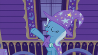 The Great and Powerful Trixie begins her show S7E24