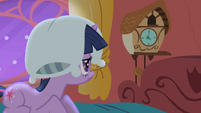 Twilight looking at the clock S1E01