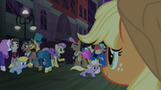 Applejack sees happy Manehattan ponies S5E16