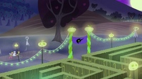 Cherry Berry, Golden Harvest, and Berryshine approach the corn maze S5E21