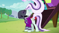 Coloratura flips her hair S5E24
