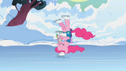 Pinkie Pie beim Eislaufen S1E11