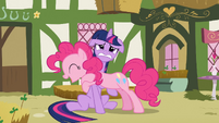 Pinkie Pie abraza muy fuerte a Twilight Sparkle