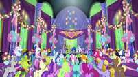 Ponies and changelings cheer for the heroes S7E1