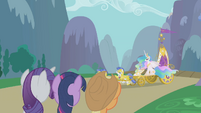 Twilight and friends see the chariot arrive S1E10