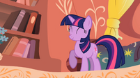 Twilight standing on three hooves S1E24