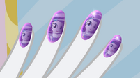 O reflexo de Rarity em suas unhas EG