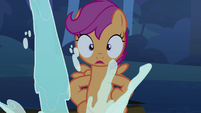 Scootaloo sees water splashing in front of her S3E06