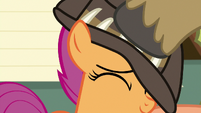 Snap Shutter gives Scootaloo his hat S9E12