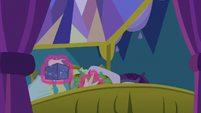 Twilight blowing her nose off-screen S8E2