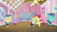 Apple Bloom continues tangoing with colt S6E4
