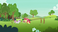 Cutie Mark Crusaders stretch a large rubber band S7E7