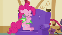 Pinkie Pie hugging Gummy S03E11