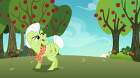 Granny Smith calling out to her friends S8E5