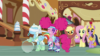 Pinkie puts a blindfold on Rainbow S5E21