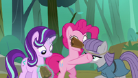 Pinkie puts cowbells on Starlight and Maud S7E4