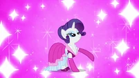Rarity made a new outfit S3E3