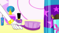 Rarity picking up a hairbrush SS1