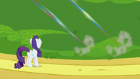 Rarity watches Rainbow and Spitfire fly away S8E4