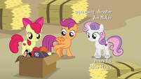 Scootaloo pointing at the costume box S7E8