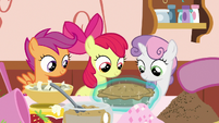 Sugar Belle giving a pie to the Crusaders S9E23