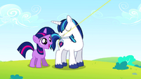 Twilight taught to fly a kite S02E25