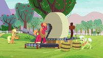 Applejack and family making cider S9E7